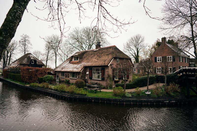Giethoorn, Holandia – wioska bez dróg, tylko kanały i łódki jak z baśni Andersena