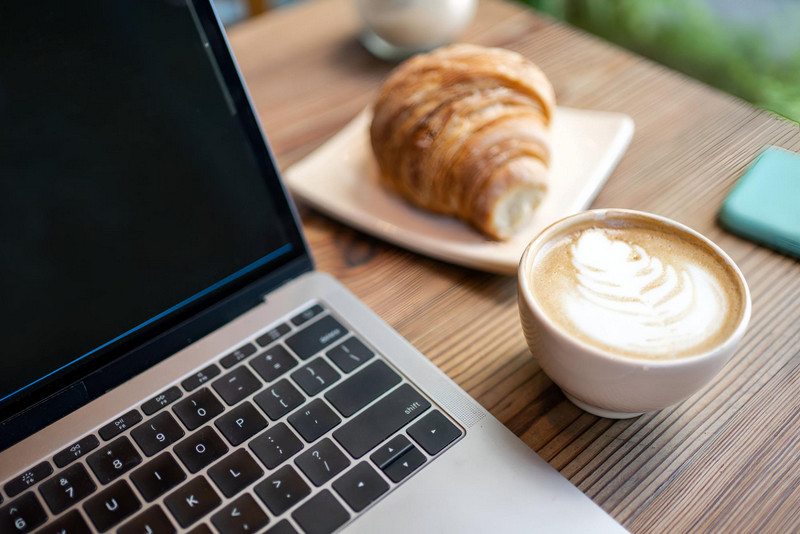 Jedzenie – twój laptop nie lubi croissanta Jedzenie – twój laptop nie lubi croissanta