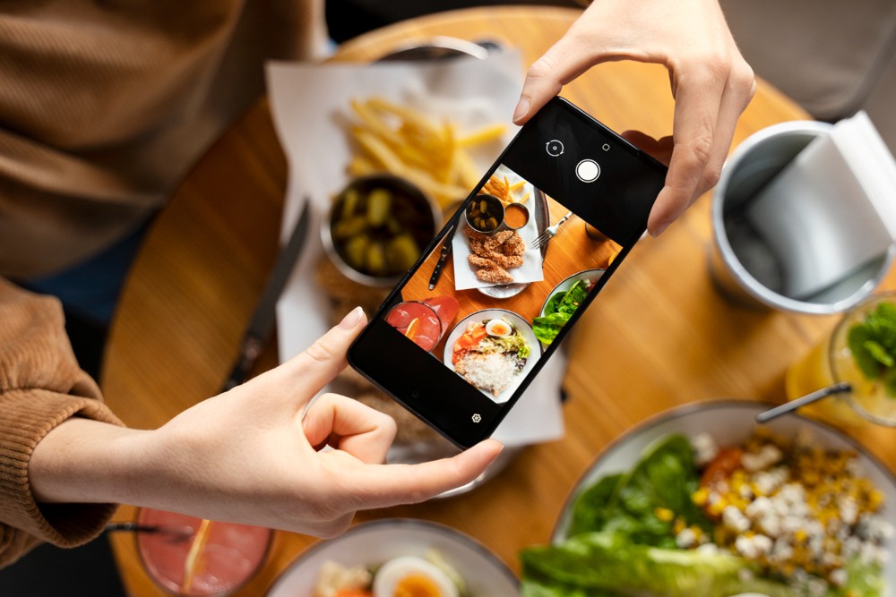 Metoda 4: Social media (lokalne grupy FB, Instagram hashtagi – ukryte skarby)