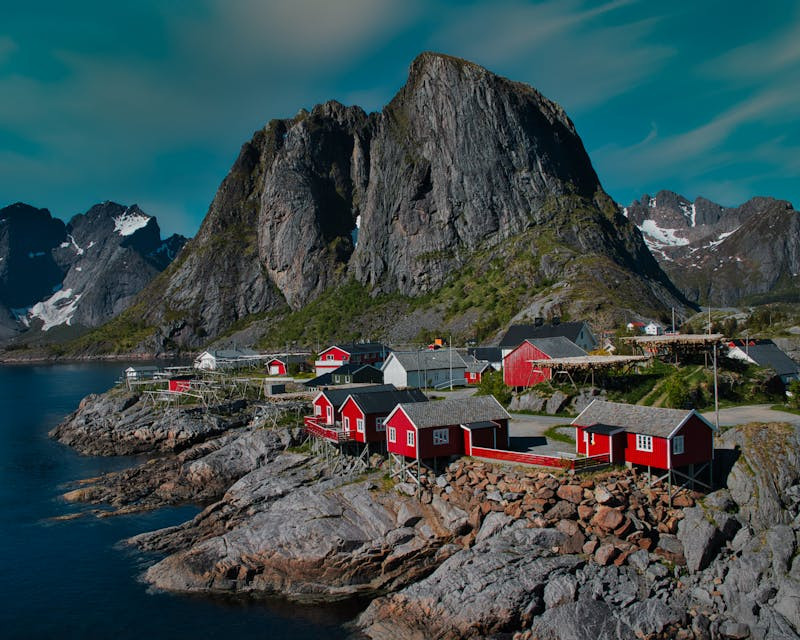 Reine, Lofoty, Norwegia – rybacka wioska na tle gór, która wygląda jak screensaver Windowsa